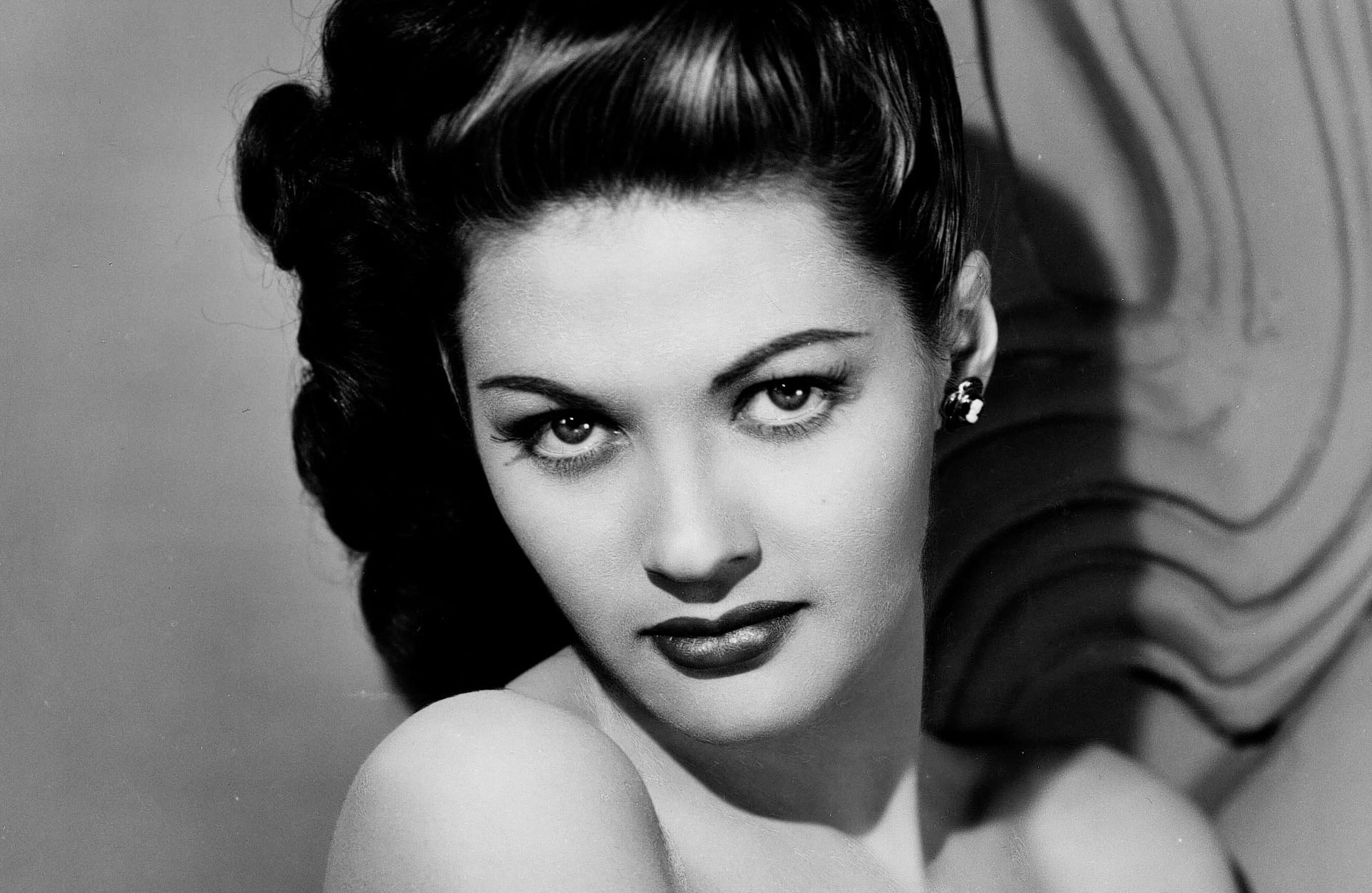 Naked Yvonne De Carlo